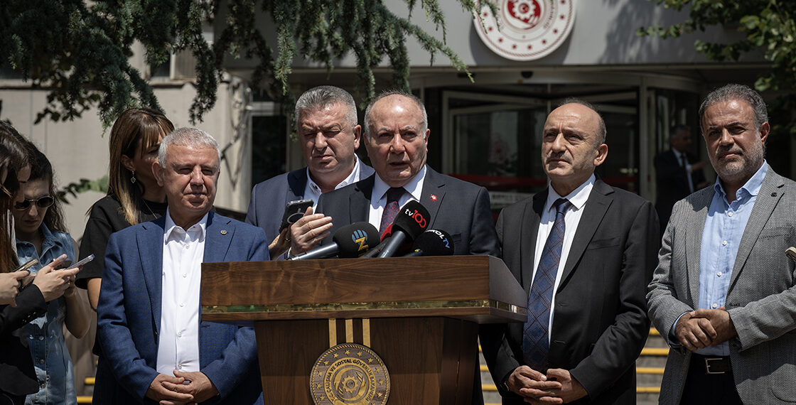 Kamu Toplu İş Sözleşmeleri Çerçeve Protokolü görüşmeleri kapsamında TÜHİS ile TÜRK-İŞ ve HAK-İŞ heyetleri, Çalışma ve Sosyal Güvenlik Bakanlığında bir araya geldi. Görüşmeler sonrasında TÜRK-İŞ Genel Başkan Yardımcısı Ramazan Ağar (sağ 3) ve HAK-İş Genel Başkan Yardımcısı Devlet Sert (sağ 2), basın mensuplarına açıklamalarda bulundu. ( Özge Elif Kızıl - Anadolu Ajansı )