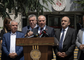 Kamu Toplu İş Sözleşmeleri Çerçeve Protokolü görüşmeleri kapsamında TÜHİS ile TÜRK-İŞ ve HAK-İŞ heyetleri, Çalışma ve Sosyal Güvenlik Bakanlığında bir araya geldi. Görüşmeler sonrasında TÜRK-İŞ Genel Başkan Yardımcısı Ramazan Ağar (sağ 3) ve HAK-İş Genel Başkan Yardımcısı Devlet Sert (sağ 2), basın mensuplarına açıklamalarda bulundu. ( Özge Elif Kızıl - Anadolu Ajansı )